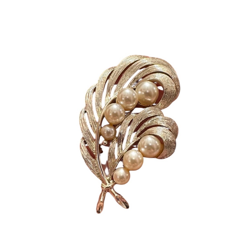 Vintage Signed LISNER Feather Brooch
Pin Leaf Floral Faux Pearls Gold Tone